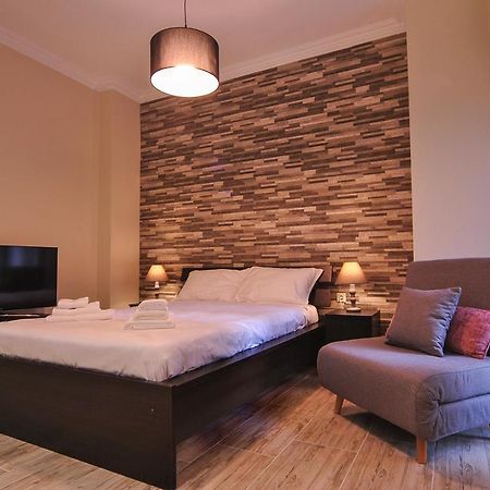 Studio 20 Patras Luaran gambar